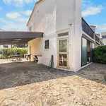 Maison En Face De La *