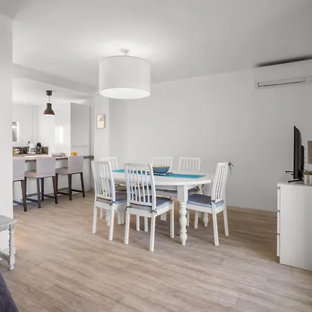 Maison En Face De La *