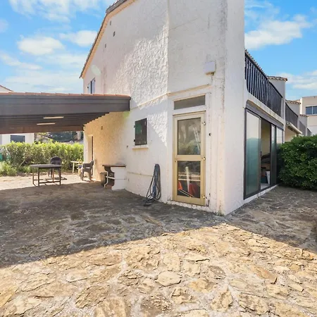 Maison En Face De La *